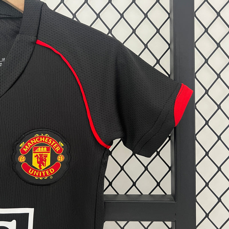 KIDS KIT RETROMANCHESTER UNITED BLACK 08/09