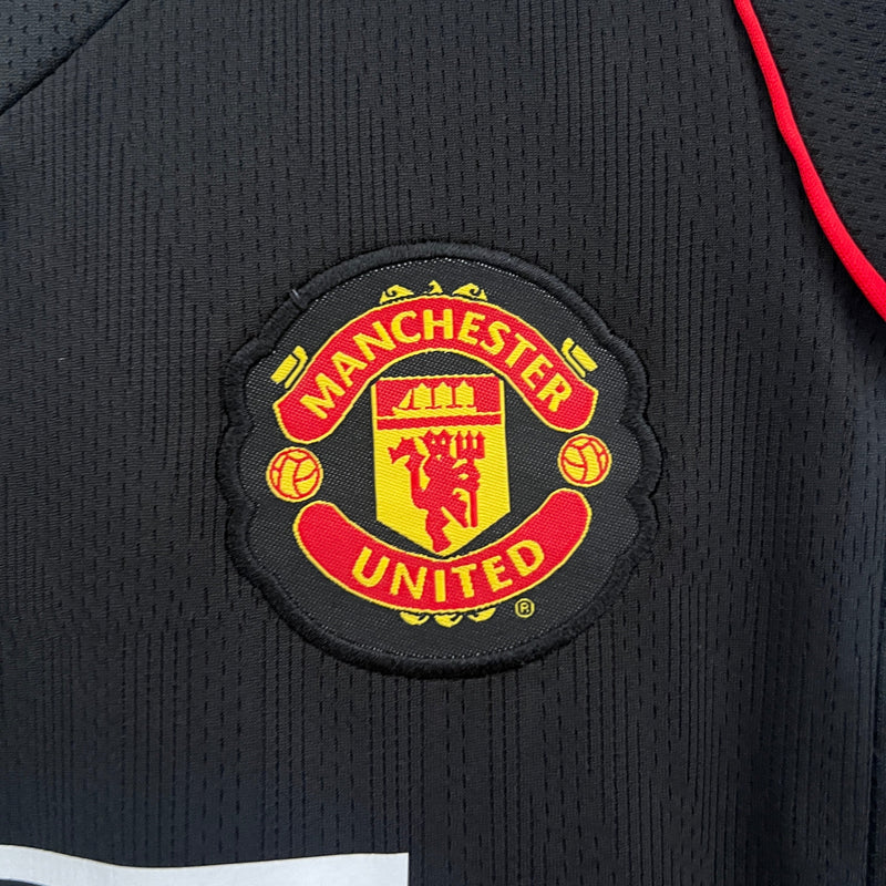 KIDS KIT RETROMANCHESTER UNITED BLACK 08/09