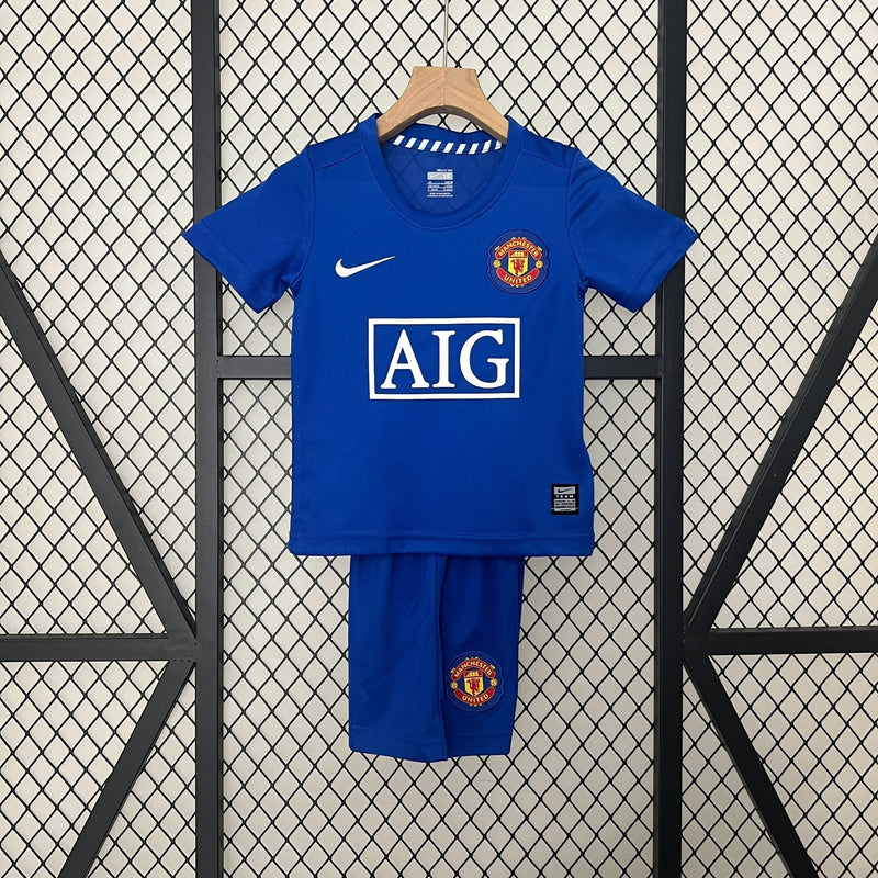 KIDS KIT RETROMANCHESTER UNITED BLUE 08/09