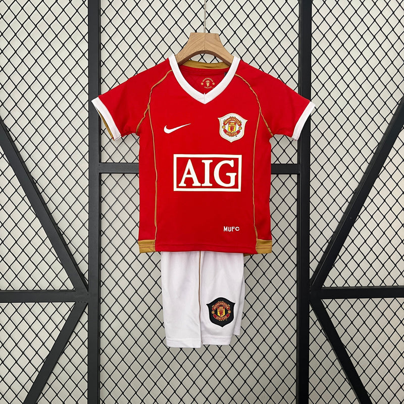 KIDS KIT RETROMANCHESTER UNITED HOME 06/07