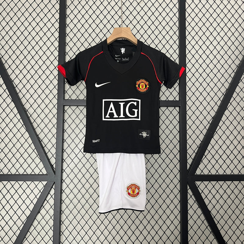 KIDS KIT RETROMANCHESTER UNITED BLACK 08/09