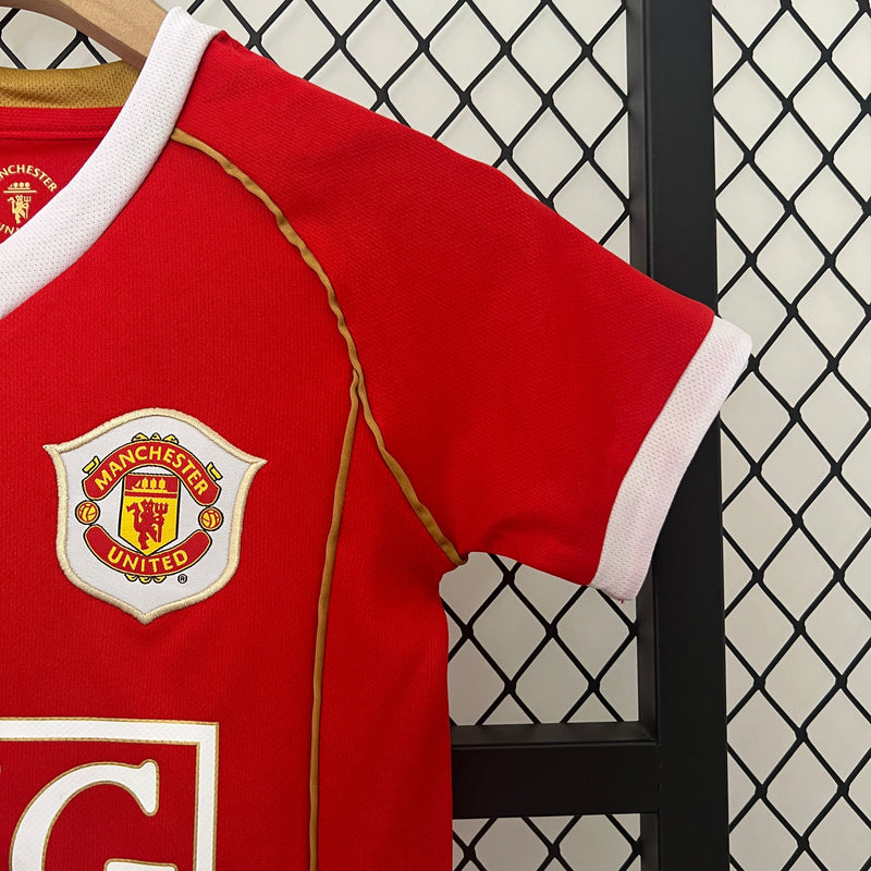 KIDS KIT RETROMANCHESTER UNITED HOME 06/07